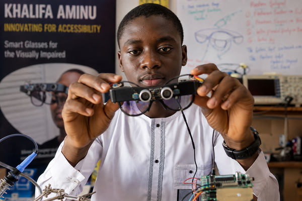 Khalifa Aminu : au Nigeria, des lunettes intelligentes pour renforcer l’autonomie des personnes malvoyantes