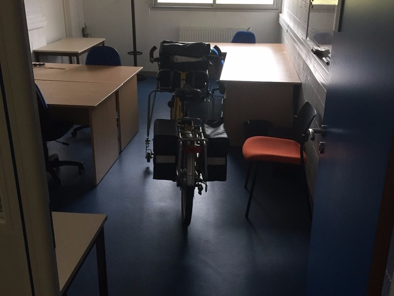 21/03/2016 - Le VAE de La Poste nous attend sagement dans nos locaux