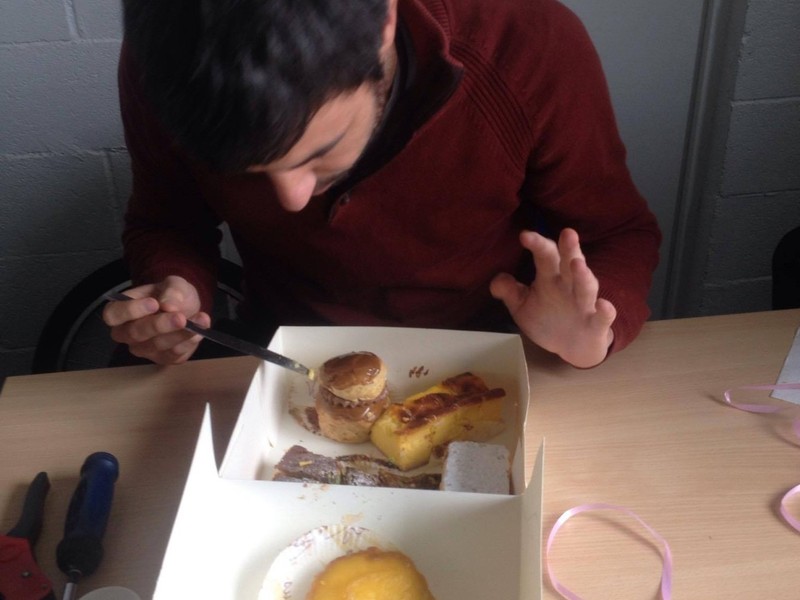 Damien a l'air heureux de fêter son anniversaire !