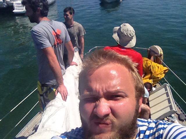 Ilia n'a pas l'air très rassuré...