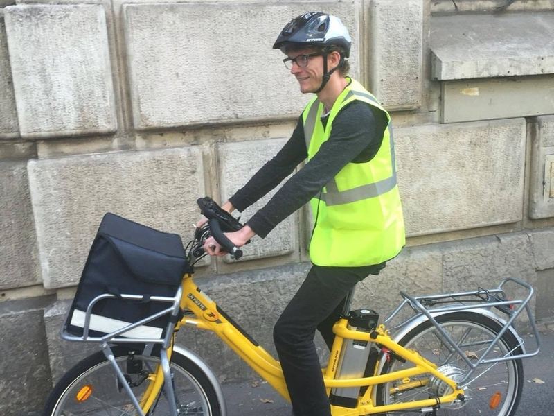 Théo accompagne une factrice sur sa tournée