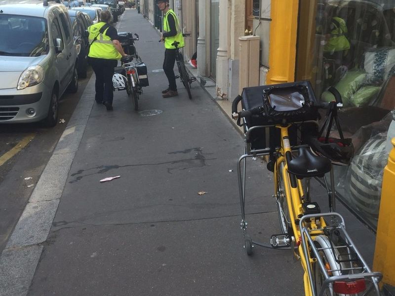 Théo accompagne une factrice sur sa tournée