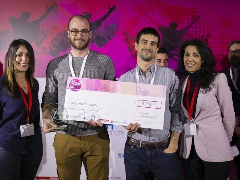 On agrandit la collection de chèques en carton (au sens propre)