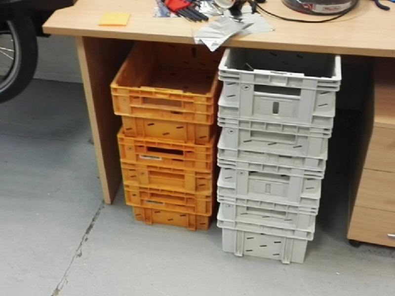 La Poste nous a prêté des caisses...il ne manque plus que la K-Ryole postale pour les ranger