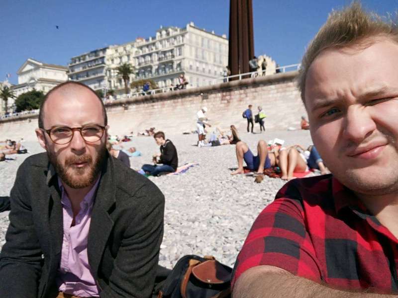 Salon Ever de Monaco : une petite pause bien méritée avec Ilia, notre premier stagiaire