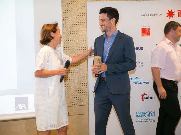 Après LE pitch : victoire, le prix est remis par Patricia Chatelain, Directrice Innovation du Groupement des Mousquetaires