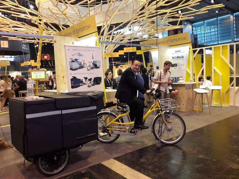 Et c'est parti pour 3 jours de folie à VivaTechnology ! Les postiers testent la K-Ryole sur le stand La Poste