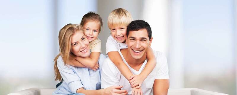 famille unie en vacances à la plage