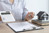 Gestion locative avec contrat clés maison et calculatrice